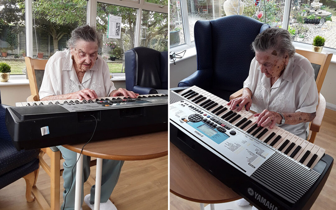Doris brings the tunes to Silverpoint Court Residential Care Home