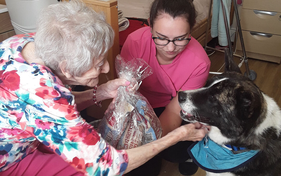 Silverpoint Court Residential Care Home residents enjoy a visit from Skye